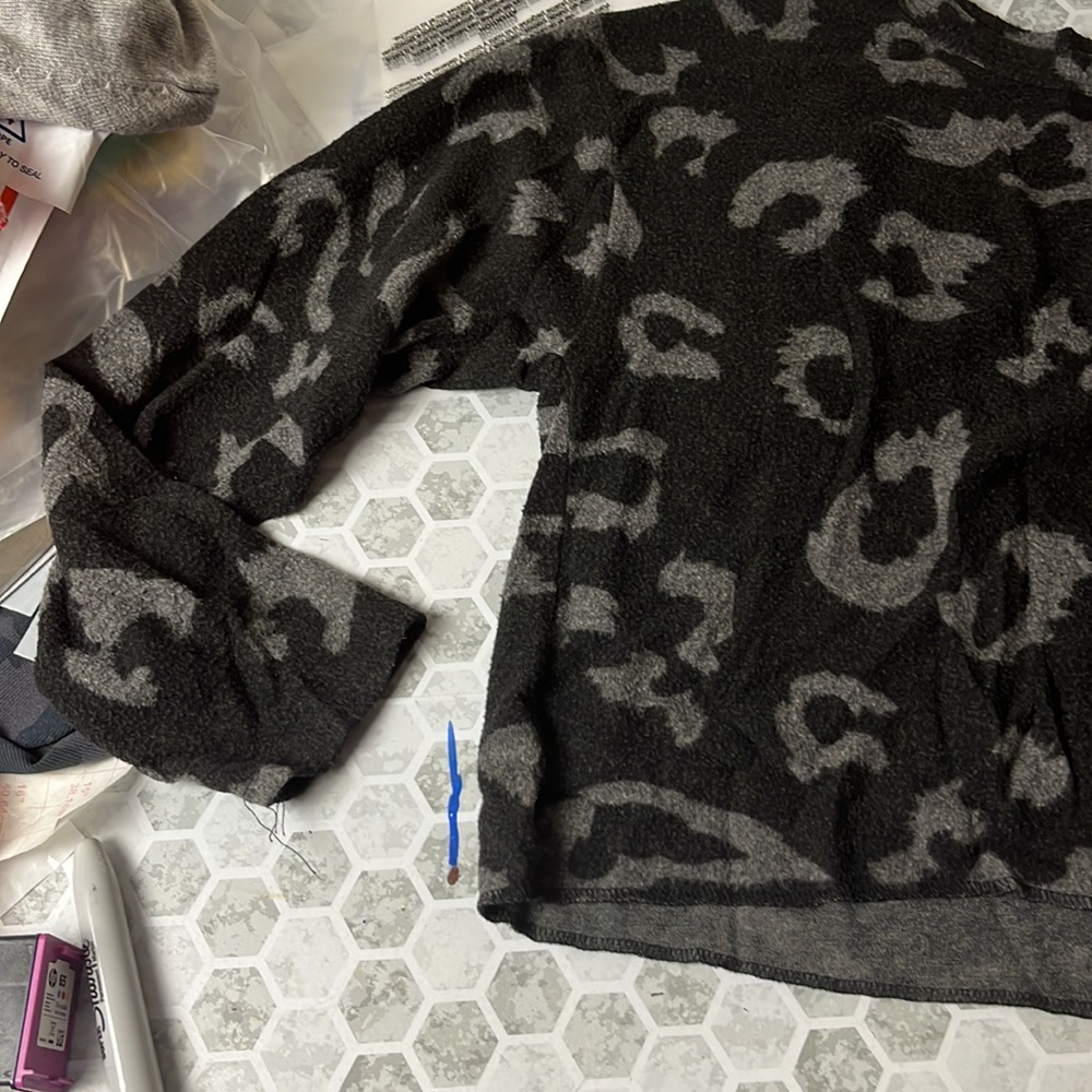 AntiStar Small Black Leopard Print Long Sleeve Cropped Sweater - Picture 3 of 5